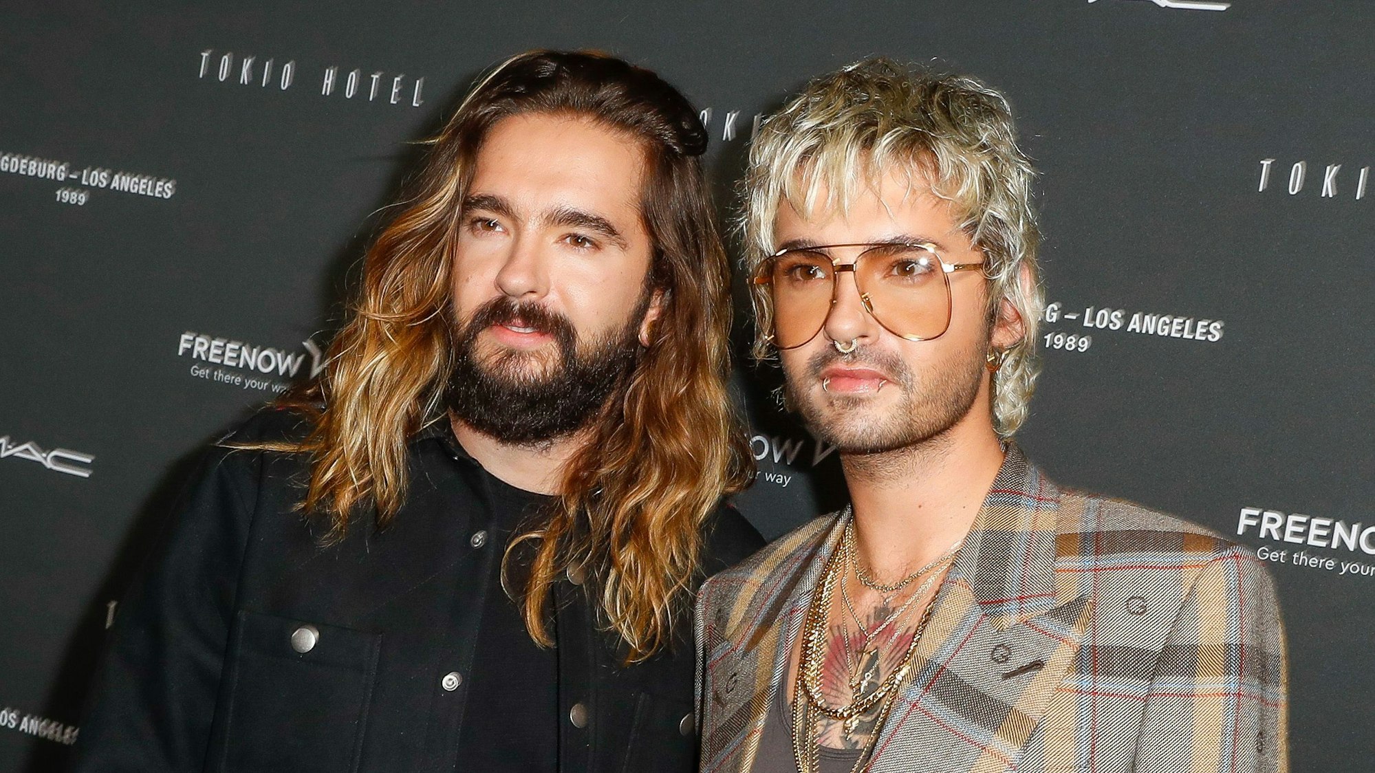 Tom Kaulitz (l) und sein Bruder Bill Kaulitz kommen zu einem Event von Tokio Hotel.