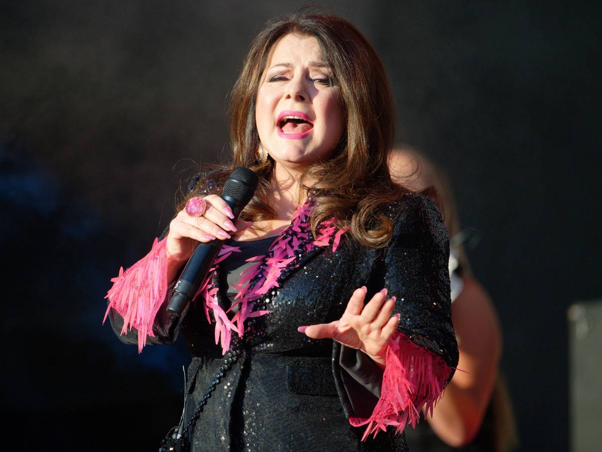 Die Sängerin Marianne Rosenberg steht beim Schlager-Event „Lieblingslieder“ in der Rheinaue in Bonn auf der Bühne.