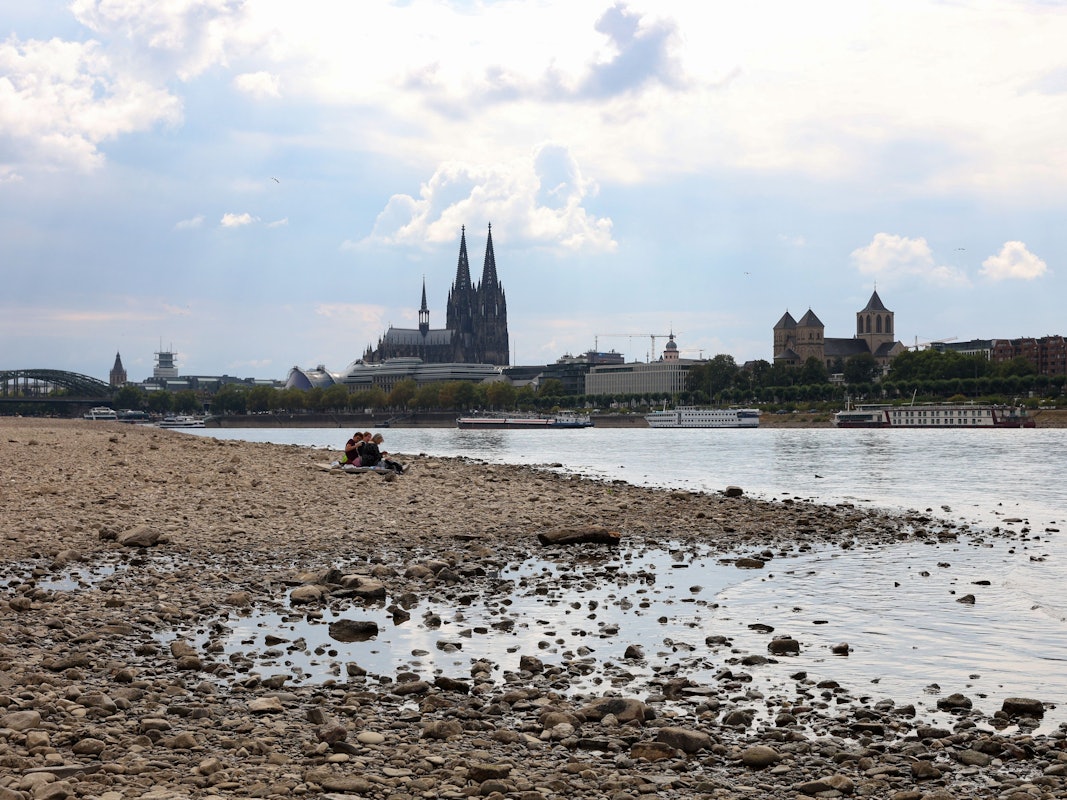 Niedrigwasser von 75 cm am Rheinufer zwischen Hohenzollernbrücke und Zoobrücke Foto (Foto vom 15.08.2022)