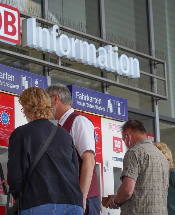 Reisende lösen am 7. Juni 2022 an einem Fahrkartenautomaten Bahnfahrkarten.