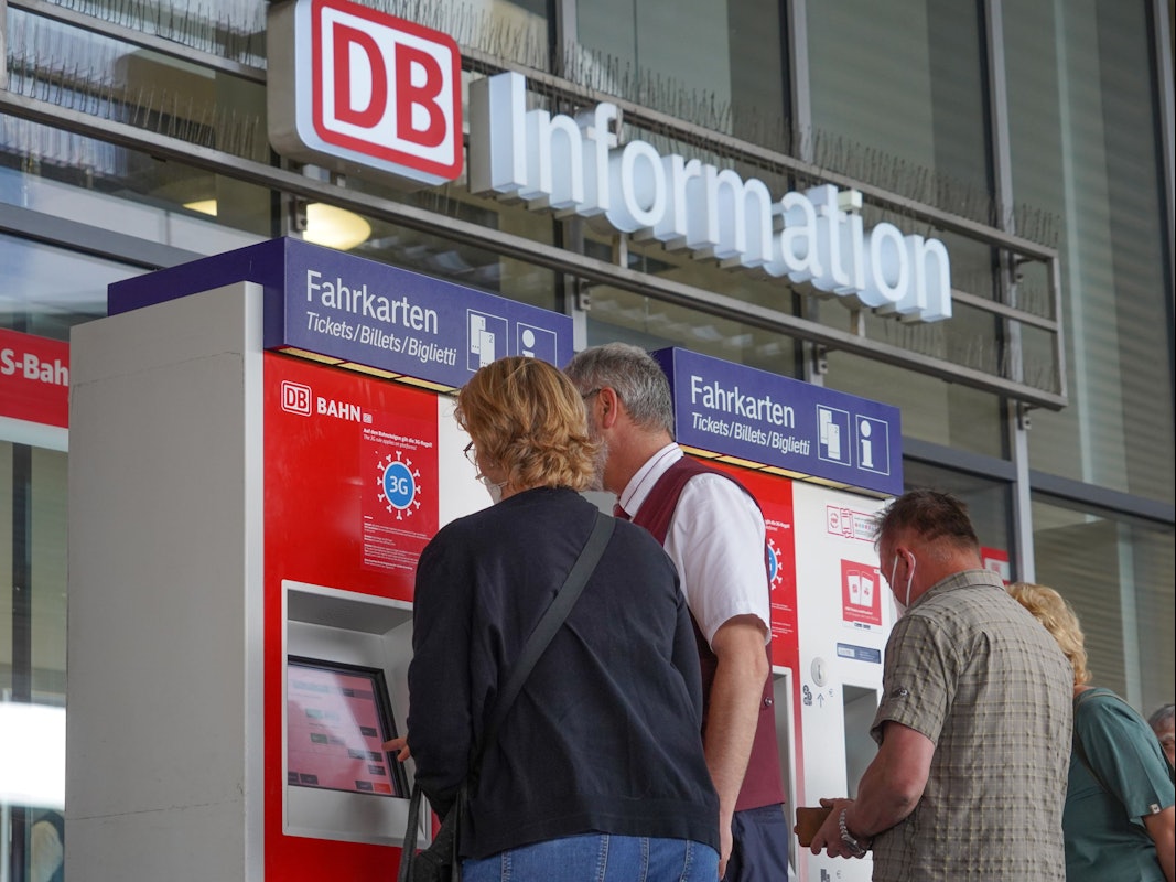 Reisende lösen am 7. Juni 2022 an einem Fahrkartenautomaten Bahnfahrkarten.