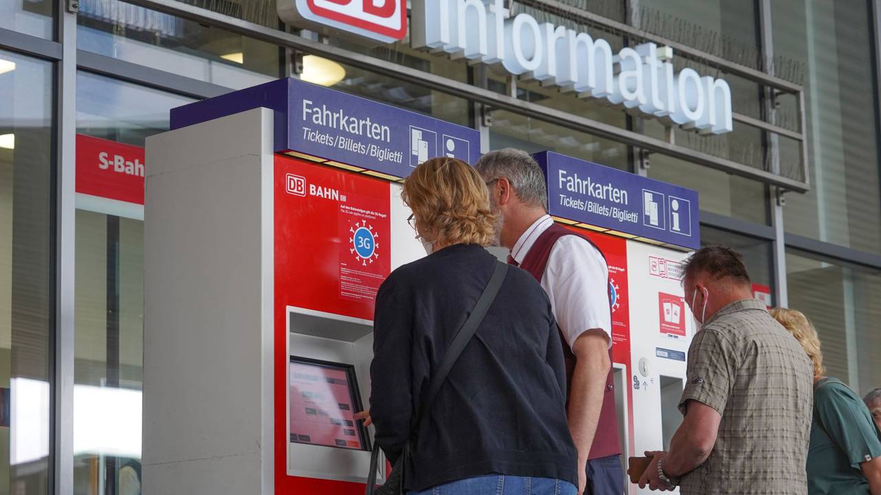 Reisende lösen am 7. Juni 2022 an einem Fahrkartenautomaten Bahnfahrkarten.
