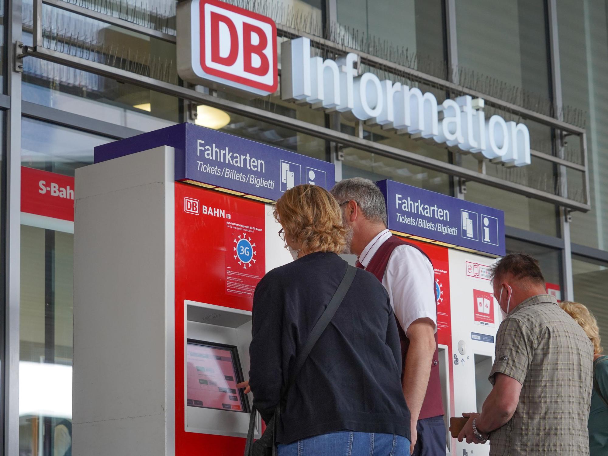 Reisende lösen am 7. Juni 2022 an einem Fahrkartenautomaten Bahnfahrkarten.