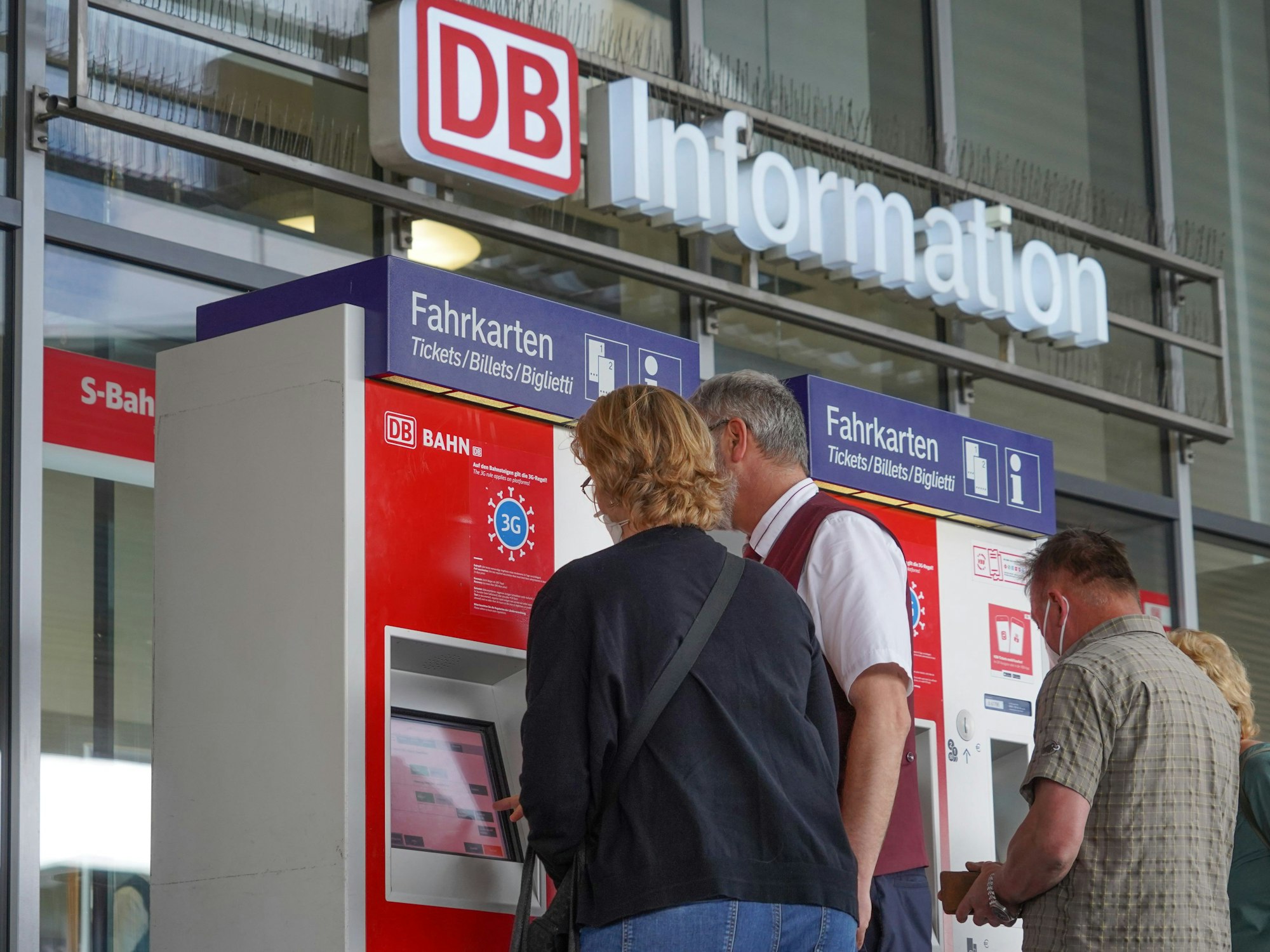 Reisende lösen am 7. Juni 2022 an einem Fahrkartenautomaten Bahnfahrkarten.