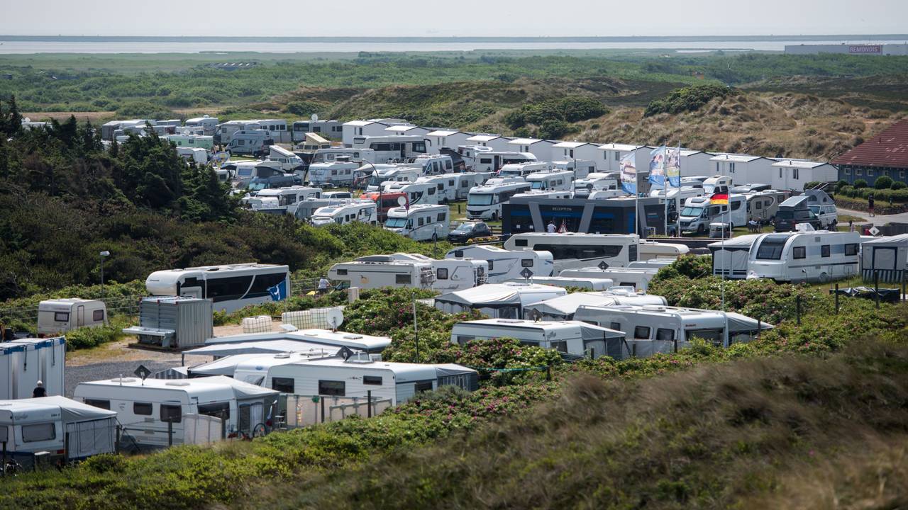 Urlaub auf Sylt verbringen viele Menschen am liebsten auf dem Campingplatz. Für einige Dauer-Camper ist damit nun allerdings Schluss. Unser Foto zeigt einen Compingplatz in den Dünen auf Sylt.