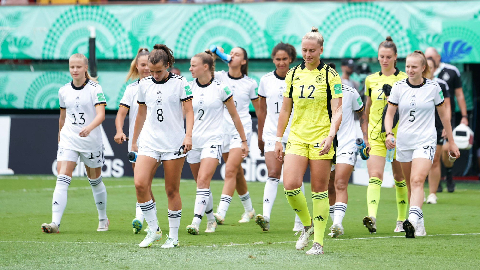 Die deutschen Spielerinnen betreten den Platz vor dem Spiel gegen Neuseeland.
