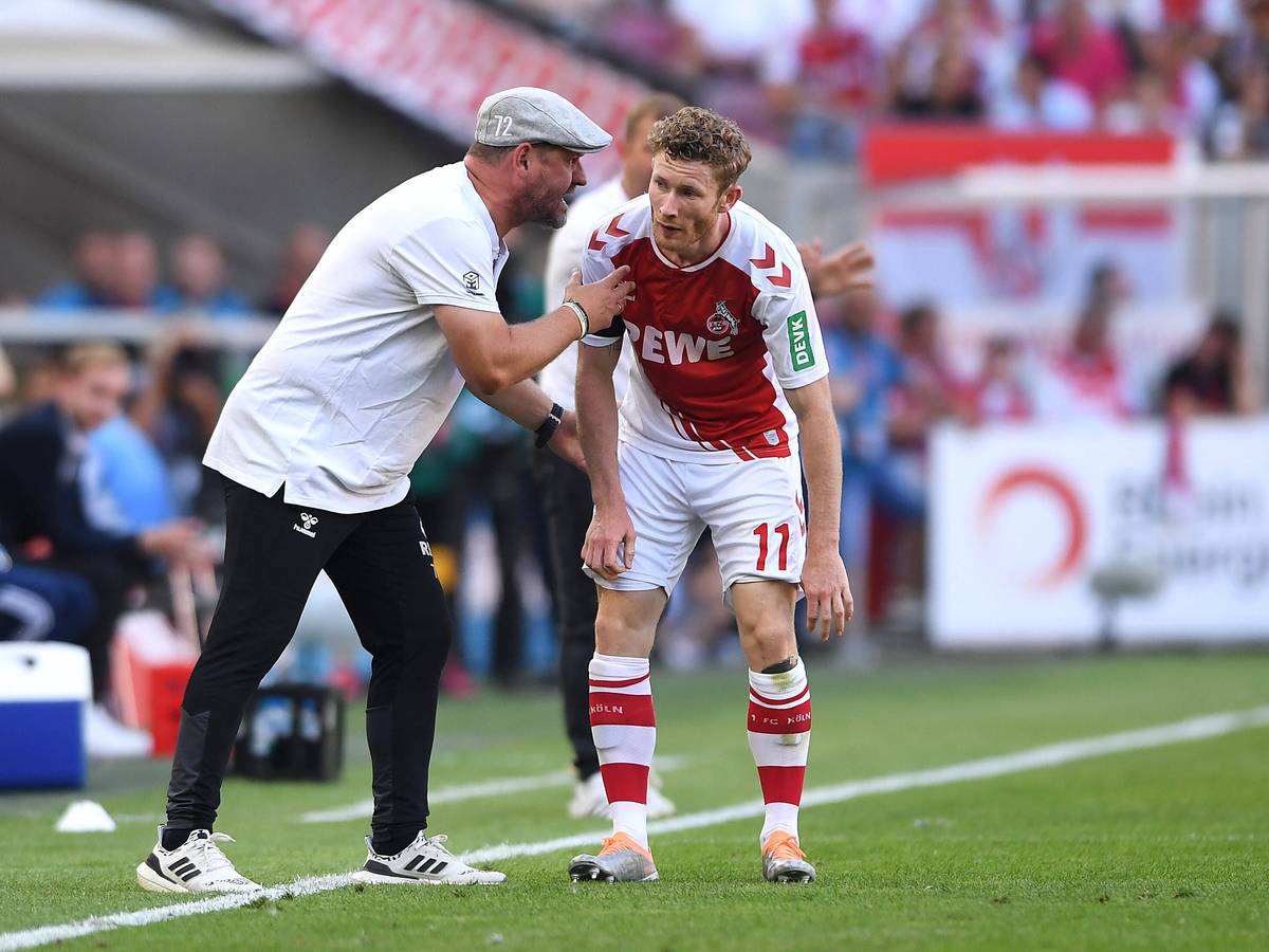 Steffen Baumgart (l.) und Florian Kainz beim Bundesliga-Auftakt des 1. FC Köln gegen den FC Schalke 04 am 7. August 2022.