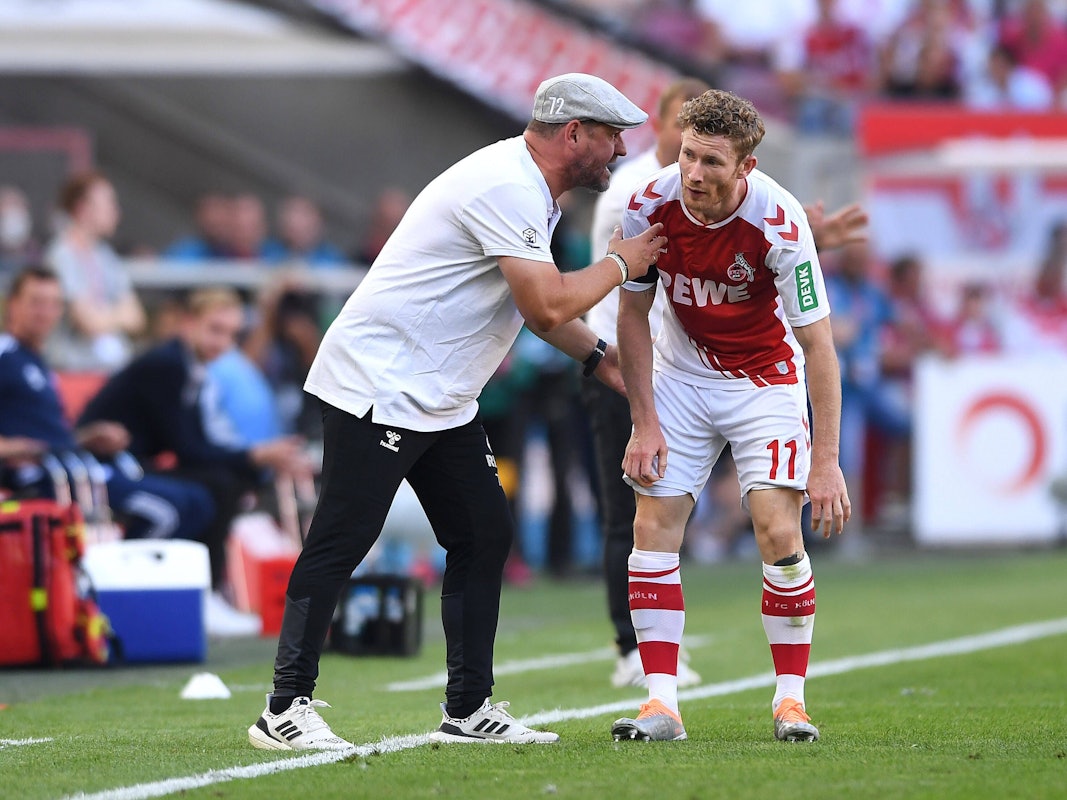 Steffen Baumgart (l.) und Florian Kainz beim Bundesliga-Auftakt des 1. FC Köln gegen den FC Schalke 04 am 7. August 2022.