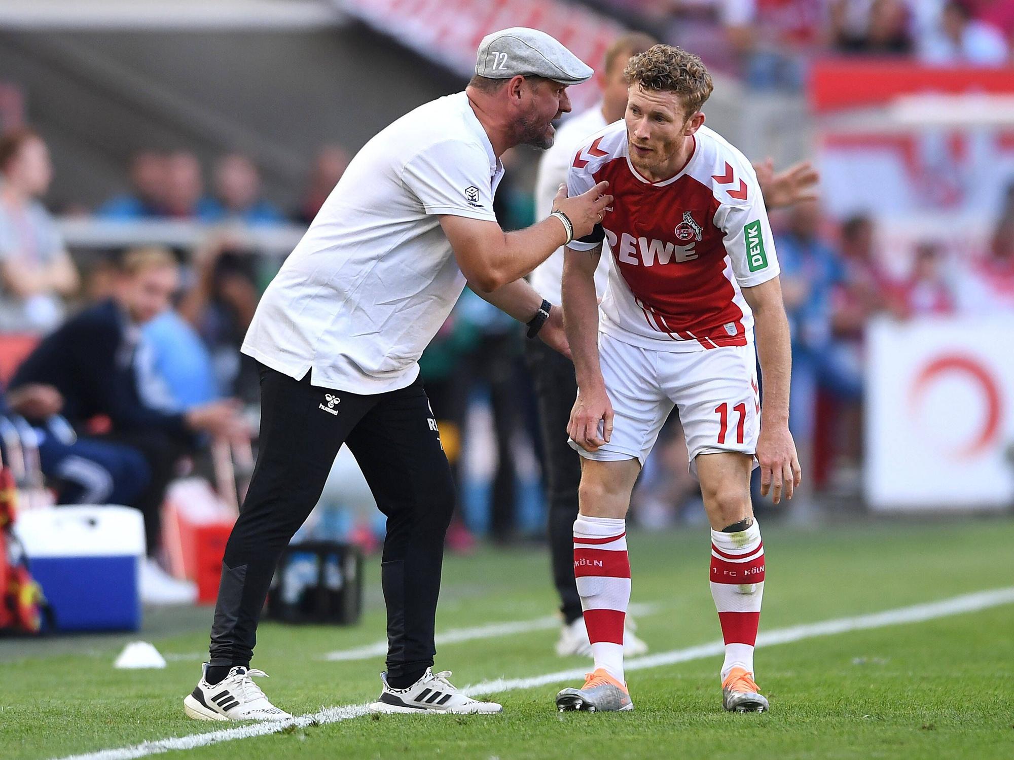 Steffen Baumgart (l.) und Florian Kainz beim Bundesliga-Auftakt des 1. FC Köln gegen den FC Schalke 04 am 7. August 2022.