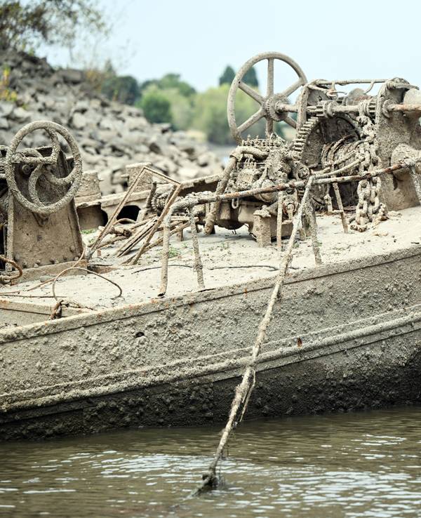 Ein altes Schiffswrack ist wegen des niedrigen Rheinpegels komplett zu sehen.