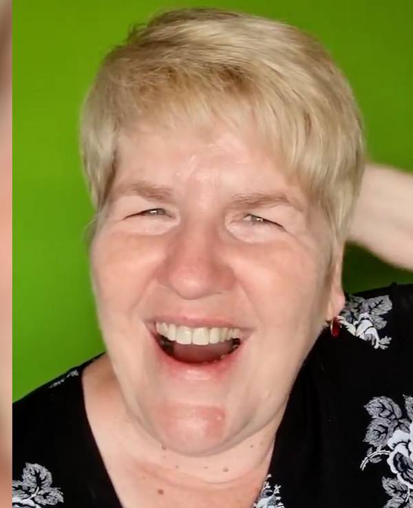 Lachtrainerin Carmen Goglin zeigt in einem Instagram-Video eine Lach-Übung.
