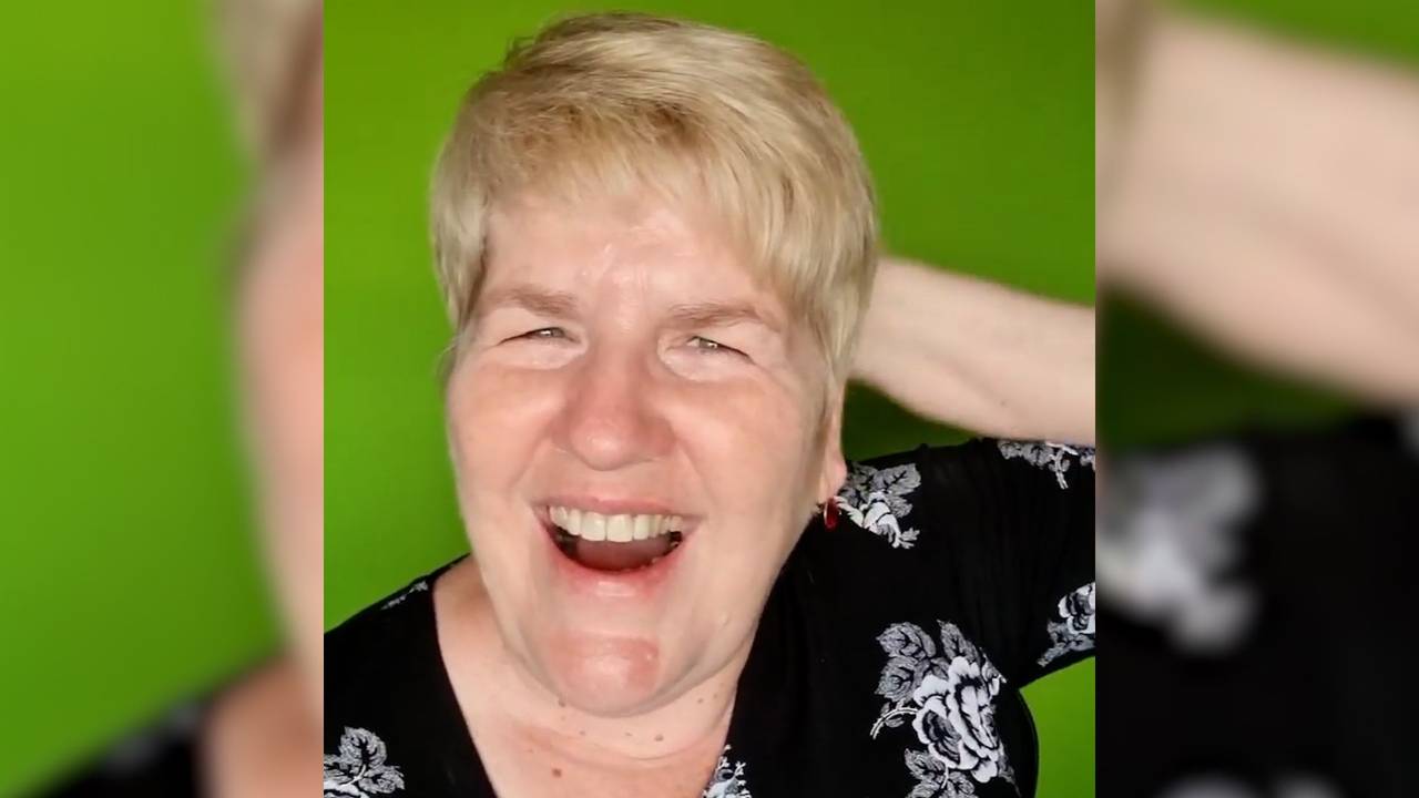 Lachtrainerin Carmen Goglin zeigt in einem Instagram-Video eine Lach-Übung.