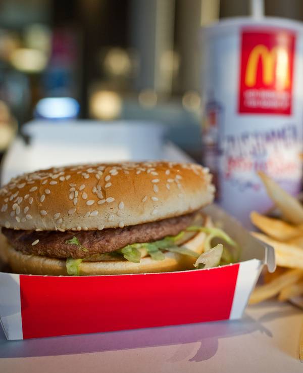 Big Mac und Pommes liegen in einem McDonald's auf einem Tisch.