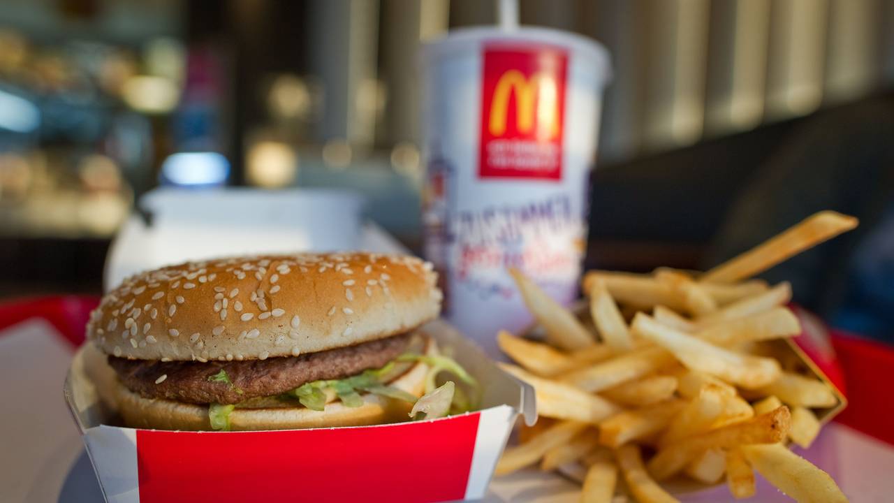 Big Mac und Pommes liegen in einem McDonald's auf einem Tisch.