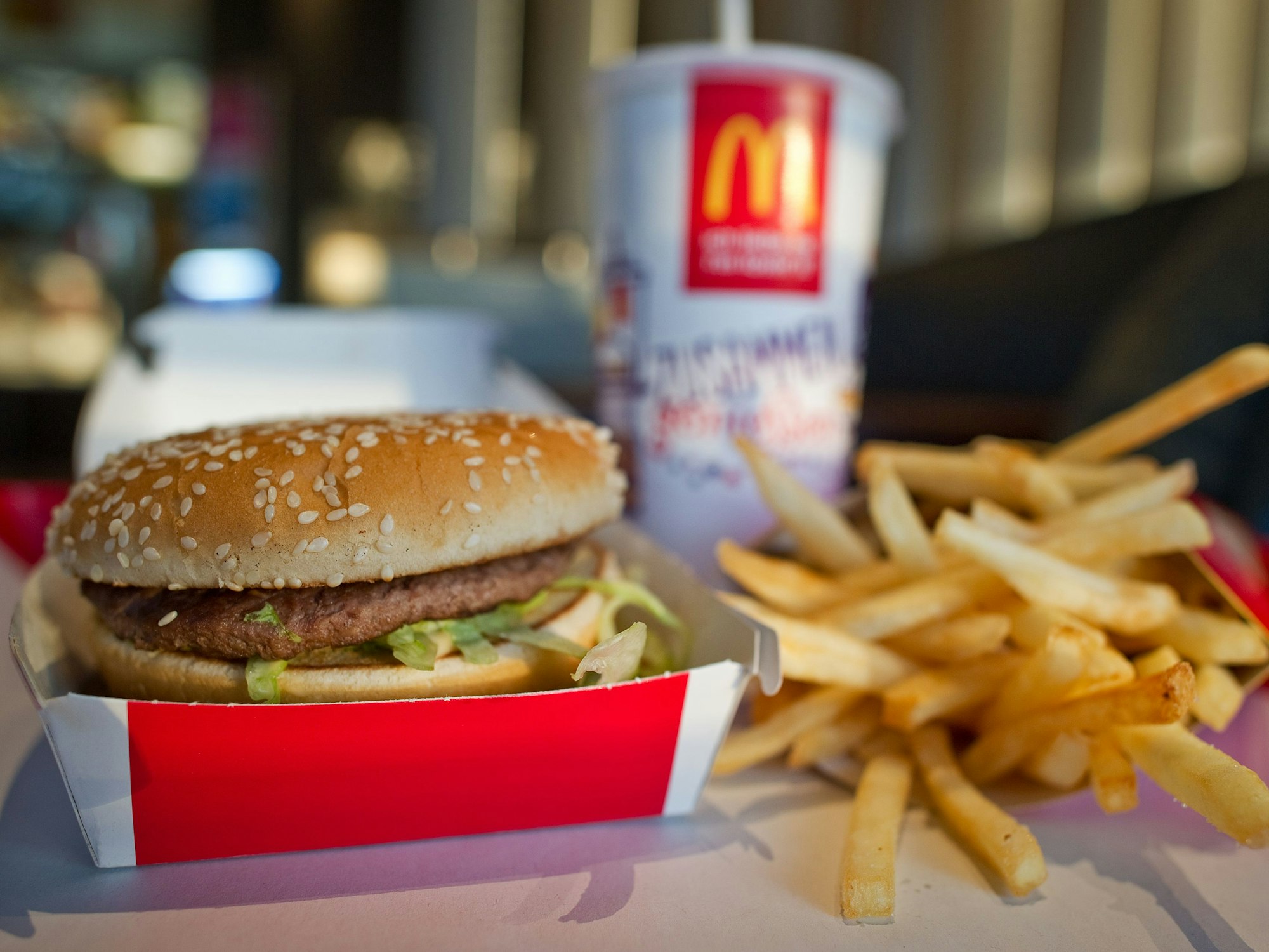 Big Mac und Pommes liegen in einem McDonald's auf einem Tisch.