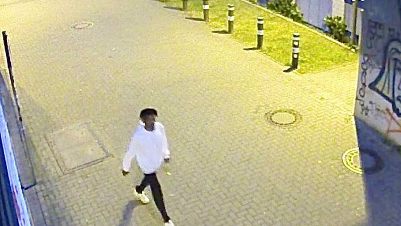 Ein Tatverdächtiger läuft unter einer Unterführung durch.