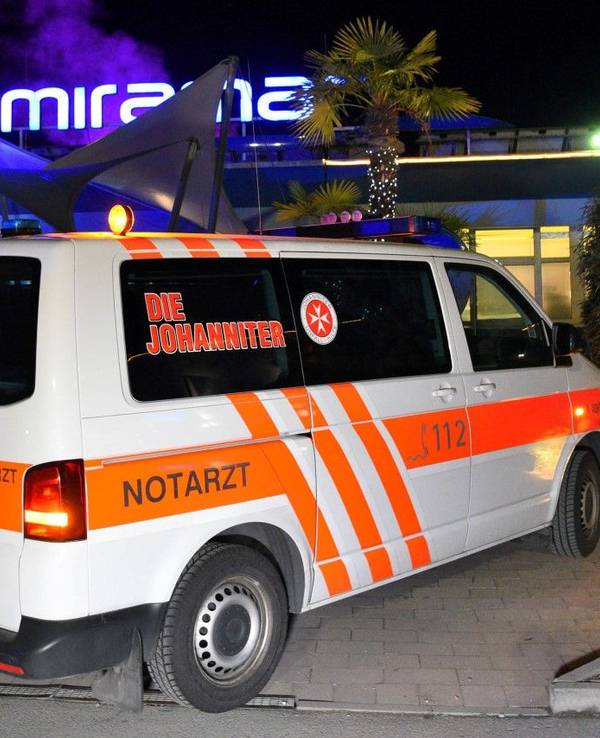 Ein Rettungsfahrzeug steht während der Räumung des Freizeitbades „Miramar“ vor dem Bad. Das Bad wurde im Dezember 2019 wegen Haut- und Atemwegsreizungen bei mehreren Besuchern im Saunabereich geräumt.