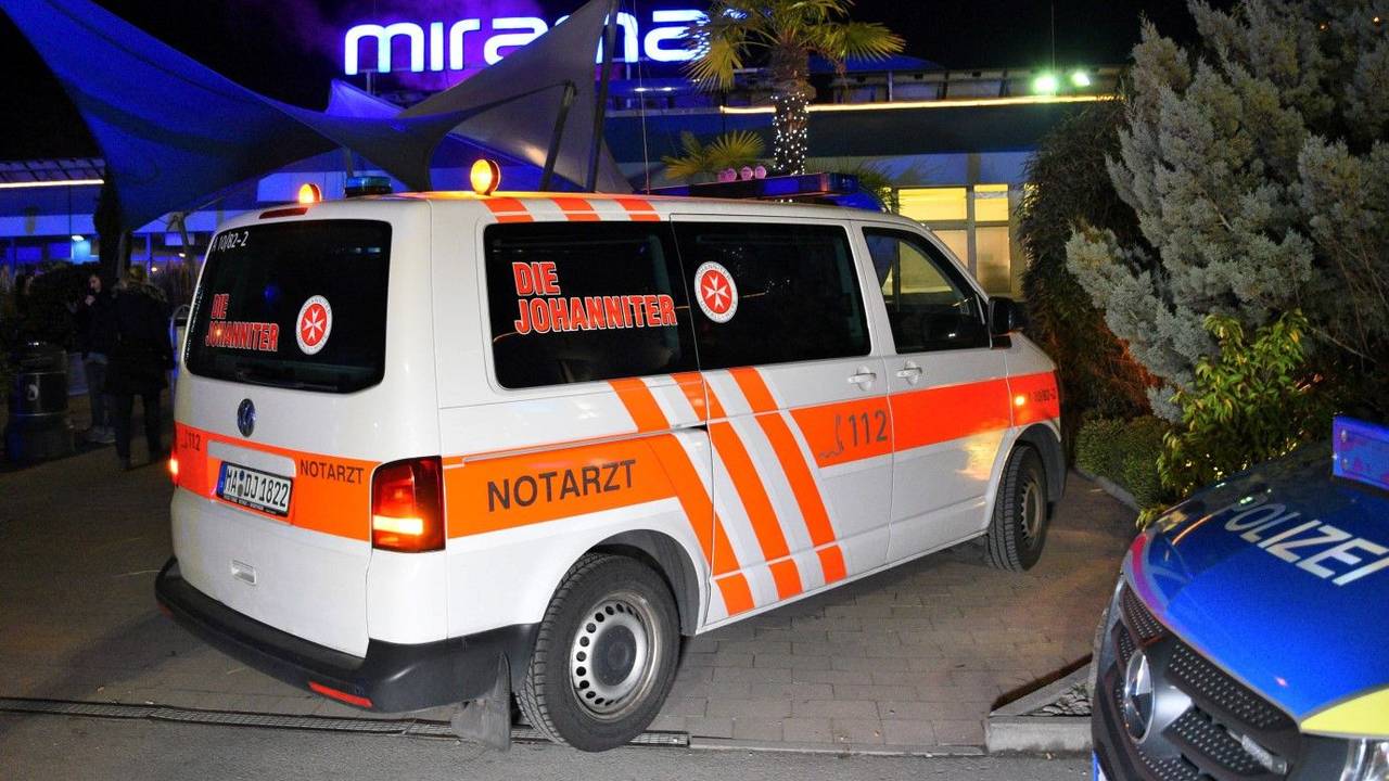 Ein Rettungsfahrzeug steht während der Räumung des Freizeitbades „Miramar“ vor dem Bad. Das Bad wurde im Dezember 2019 wegen Haut- und Atemwegsreizungen bei mehreren Besuchern im Saunabereich geräumt.