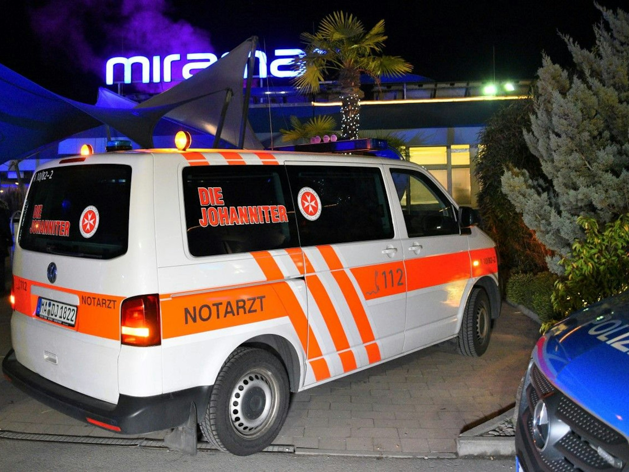 Ein Rettungsfahrzeug steht während der Räumung des Freizeitbades „Miramar“ vor dem Bad. Das Bad wurde im Dezember 2019 wegen Haut- und Atemwegsreizungen bei mehreren Besuchern im Saunabereich geräumt.