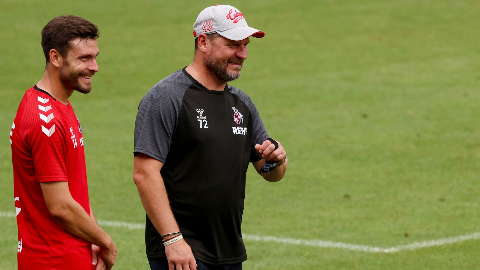 Steffen Baumgart und Kapitän Jonas Hector (l.) am Mittwoch (17. August 2022) beim Abschlusstraining vor den Conference-League-Playoffs gegen Fehérvár