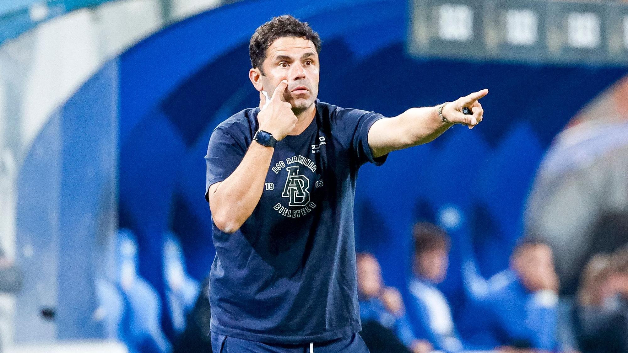 Fußball: 2. Bundesliga, Hansa Rostock - Arminia Bielefeld, 3. Spieltag, Ostseestadion. Bielefelds Trainer Uli Forte coacht sein Team an der Seitenlinie.