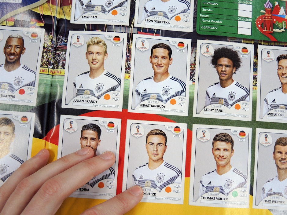 Blick in das Sammelalbum von Panini mit dem Deutschland-Kader für die WM 2018. Jetzt steht auch das DFB-Aufgebot des Sticker-Giganten für die WM 2022.