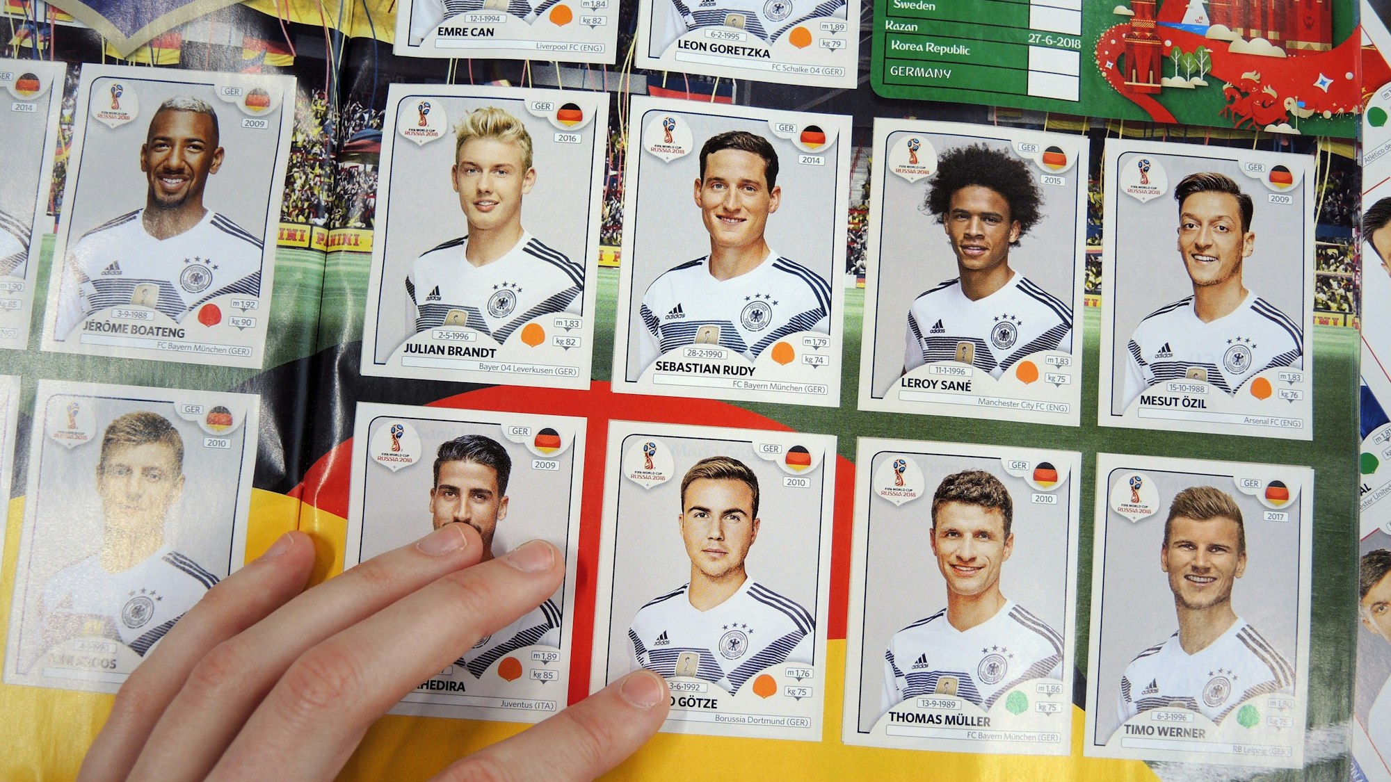Blick in das Sammelalbum von Panini mit dem Deutschland-Kader für die WM 2018. Jetzt steht auch das DFB-Aufgebot des Sticker-Giganten für die WM 2022.