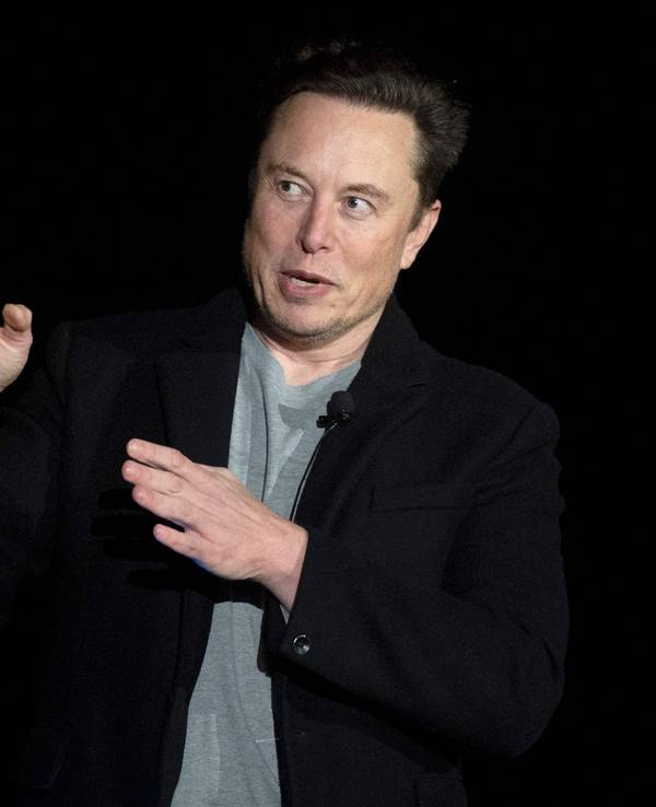 Elon Musk spricht und gestikuliert mit seinen Händen.