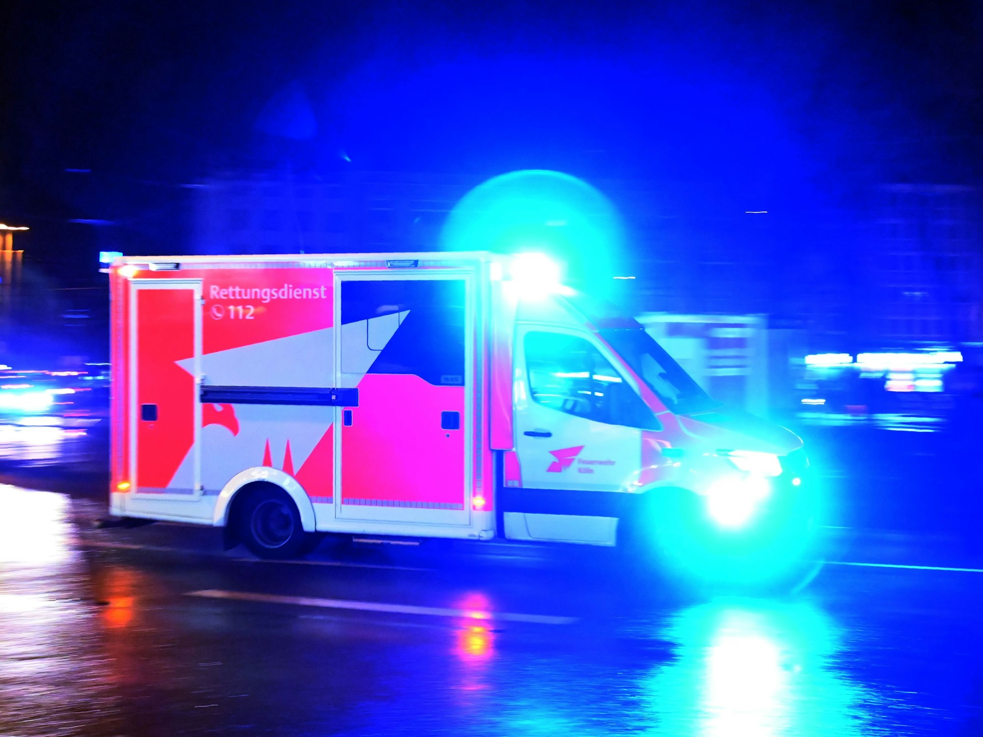 Ein Rettungswagen der Feuerwehr fährt mit Blaulicht zum Einsatz. Eine 72-jährige Autofahrerin verlor hinter dem Steuer ihres Toyotas das Bewusstsein. Sie überlebte glücklicherweise.