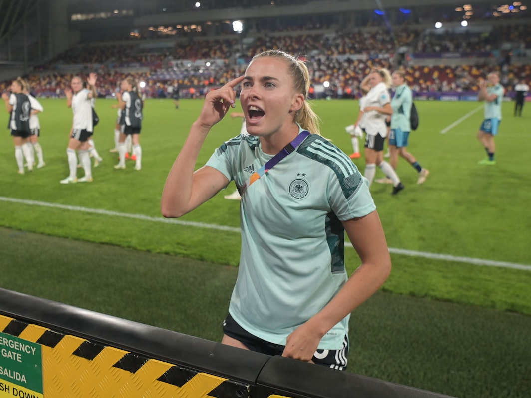 Deutschlands Nationalspielerin Laura Freigang ging nach dem EM-Spiel gegen Dänemark zu den Fans.