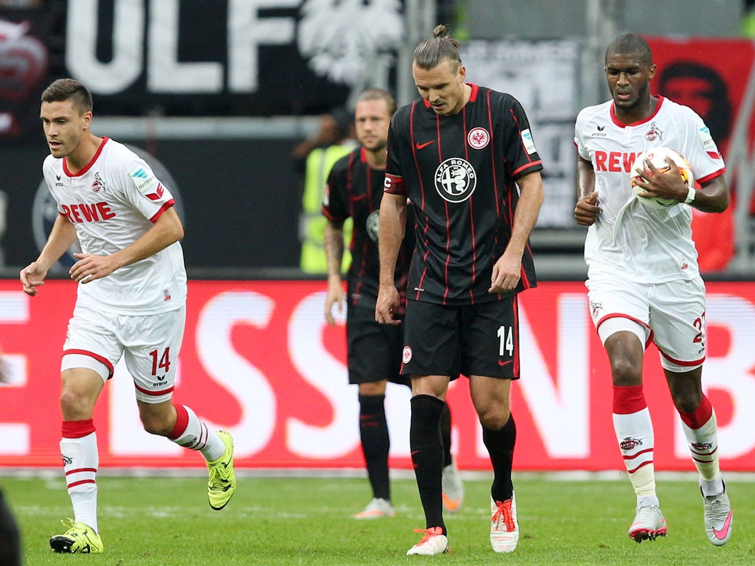 Anthony Modeste vom 1. FC Köln läuft mit dem Ball in der Hand an Alex Meier von Eintracht Frankfurt vorbei.