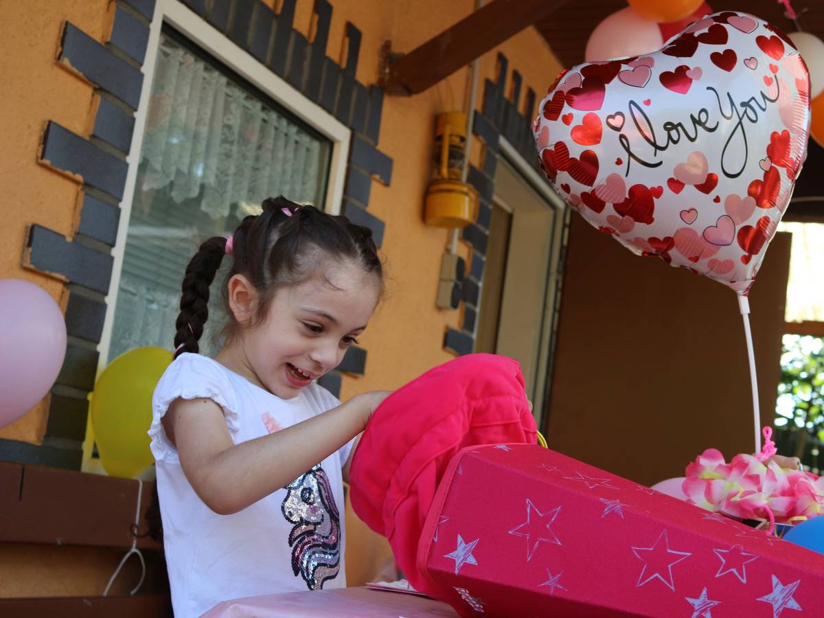 Kleines Mädchen freut sich über ihre Schultüte. Bei Sofia (6) aus Köln wurde als Baby Blutkrebs diagnostiziert.