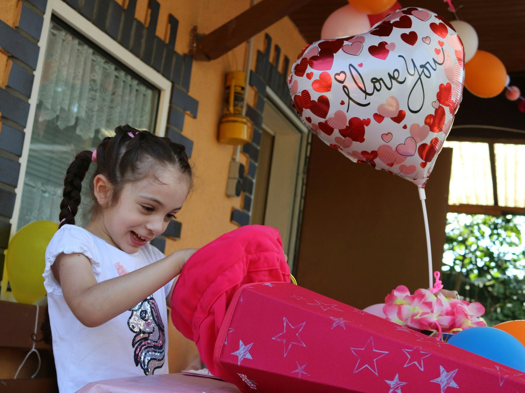 Kleines Mädchen freut sich über ihre Schultüte. Bei Sofia (6) aus Köln wurde als Baby Blutkrebs diagnostiziert.