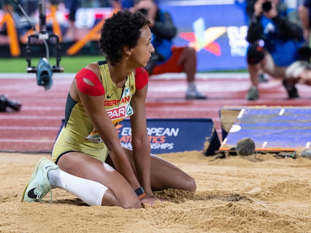 Malaika Mihambo kniet beim Weitsprung-Finale in der Sandgrube. Für Gold reichte es im Wettkampf knapp nicht.