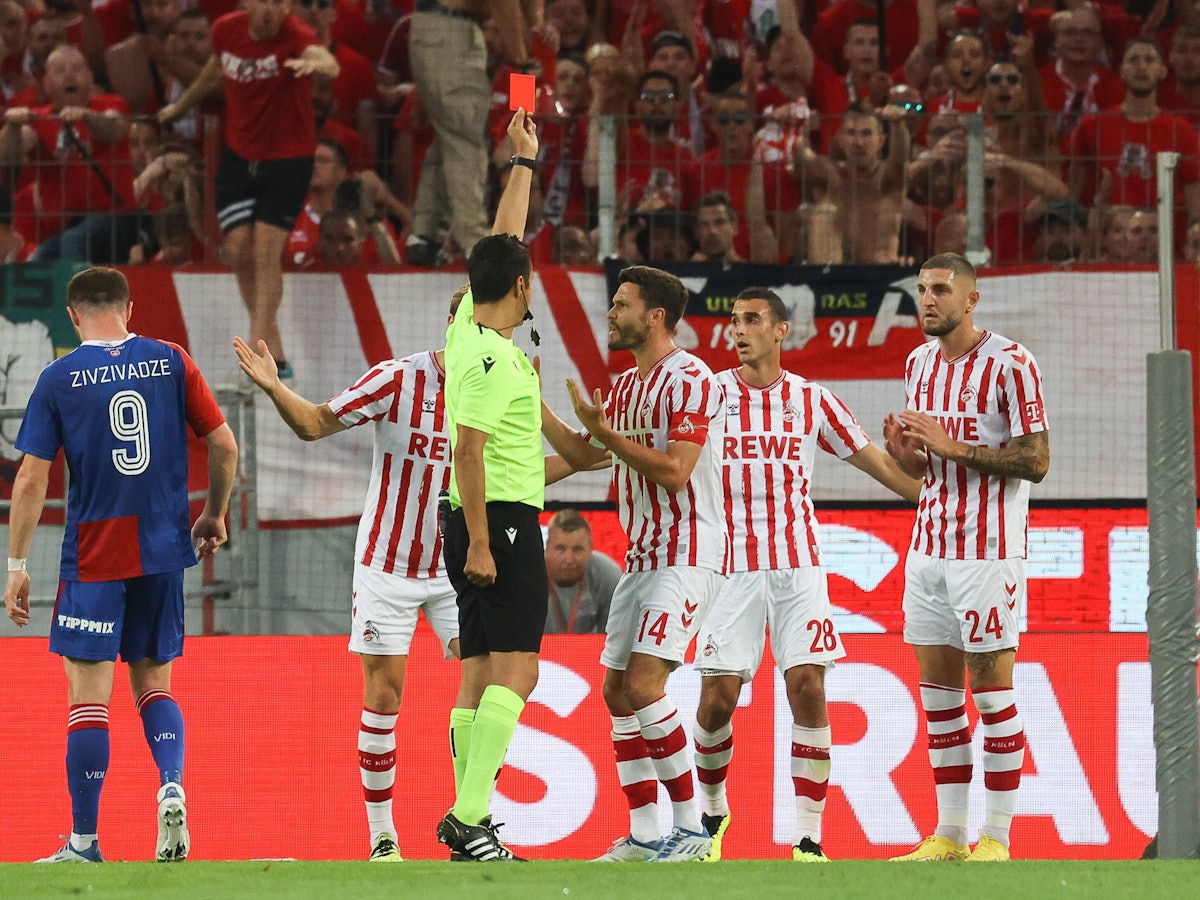 Schiedsrichter Tiago Martins zeigt Jeff Chabot nach seiner Notbremse die Rote Karte.