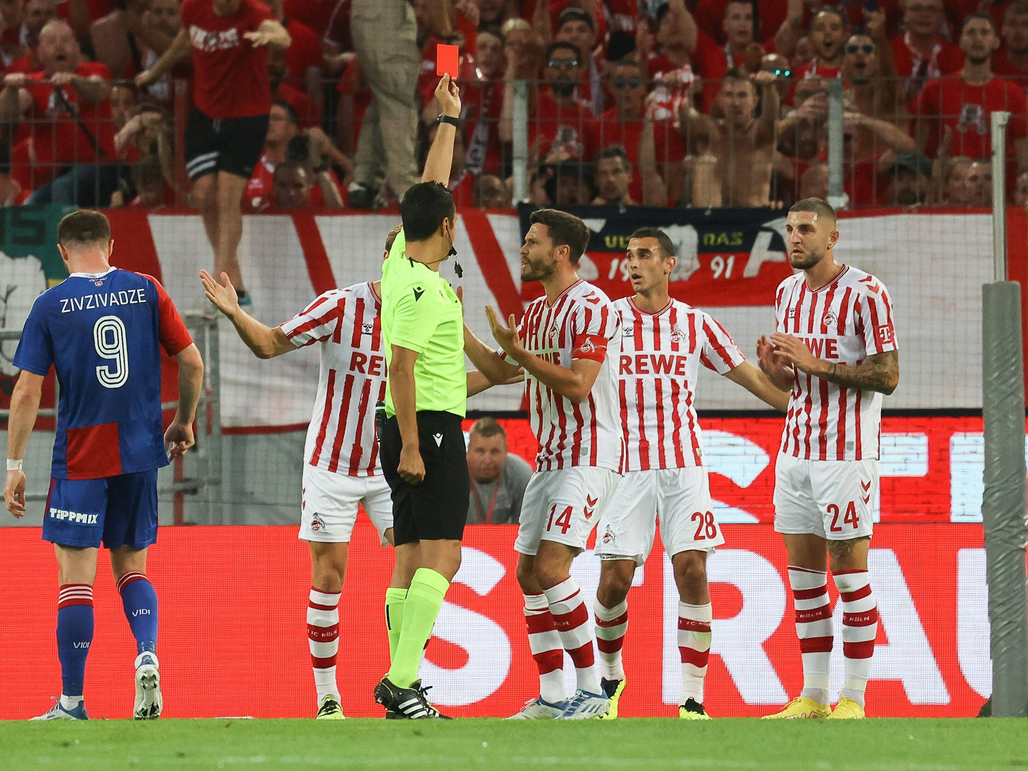 Schiedsrichter Tiago Martins zeigt Jeff Chabot nach seiner Notbremse die Rote Karte.