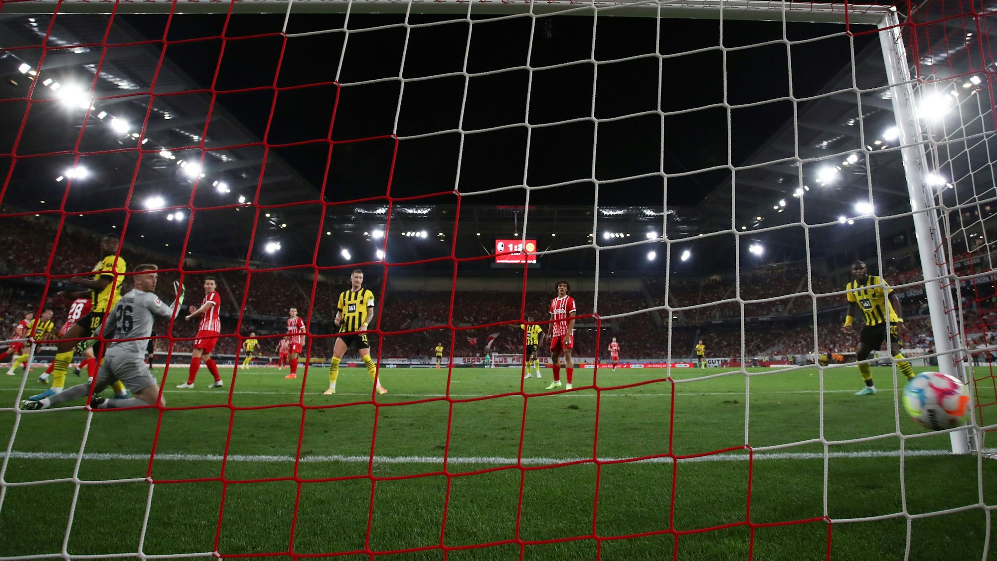 Das Tor von Marius Wolf zum 3:1 von Borussia Dortmund beim SC Freiburg aus der Hintertorperspektive