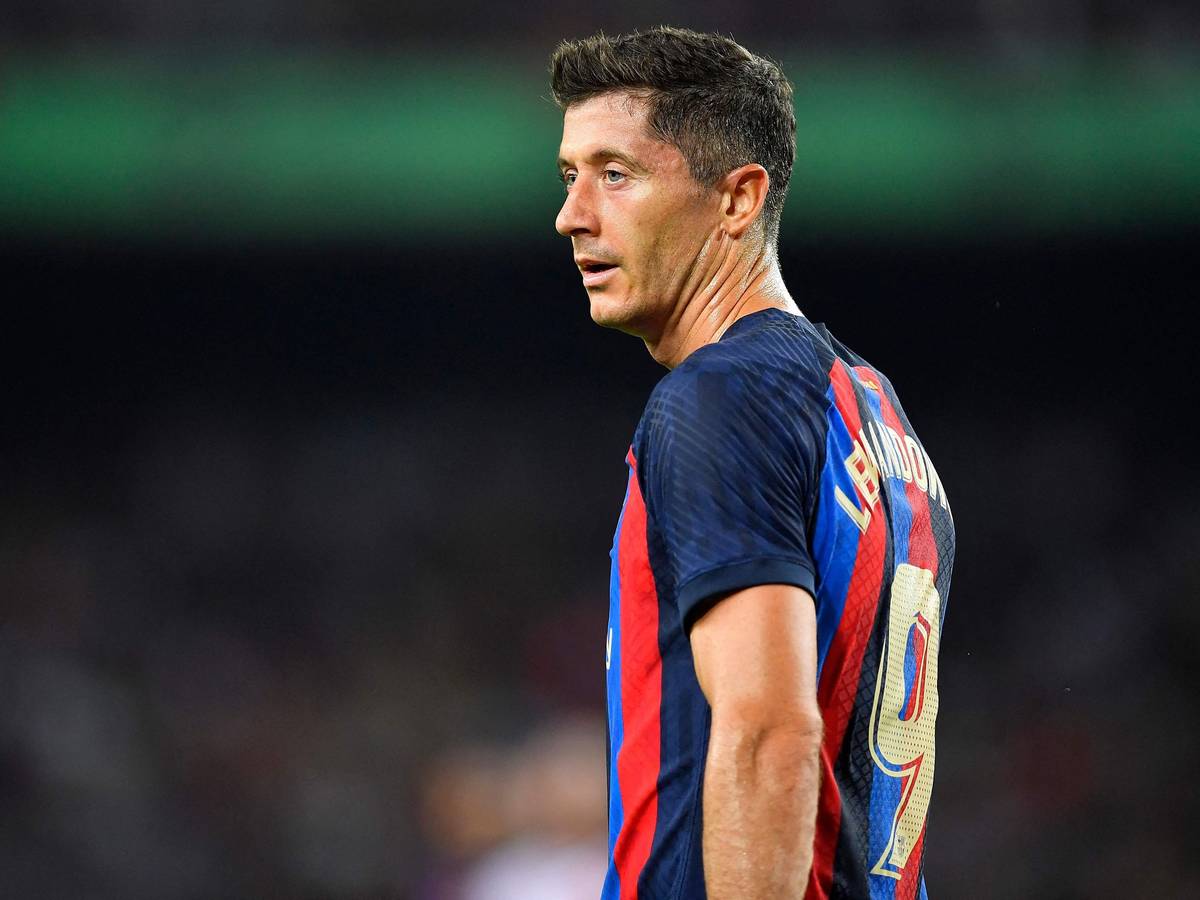 Robert Lewandowski steht im Spiel des FC Barcelona gegen Rayo Vallecano auf dem Rasen