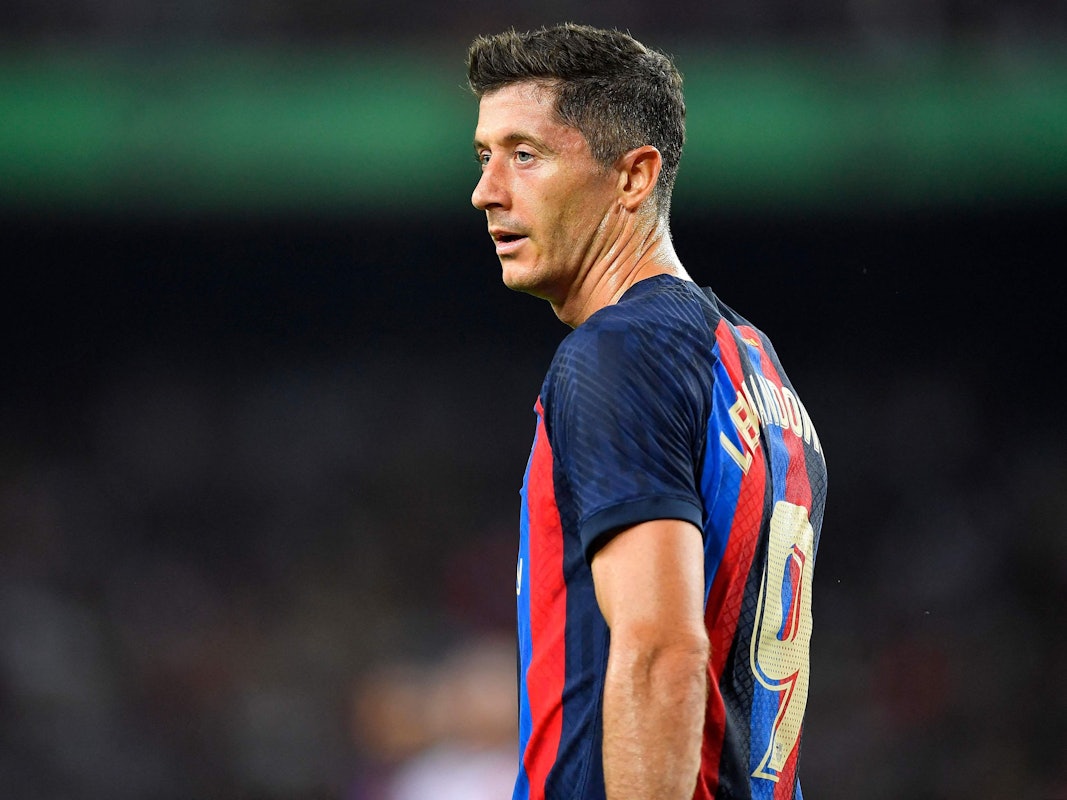 Robert Lewandowski steht im Spiel des FC Barcelona gegen Rayo Vallecano auf dem Rasen