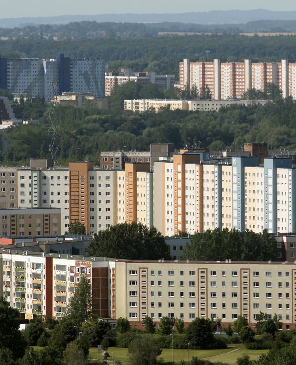 ARCHIV - 23.07.2012, Mecklenburg-Vorpommern, Rostock: ILLUSTRATION - Die Plattenbau-Stadtbezirke im Norden von Rostock: Vorn Groß Klein, dahinter Schmarl, hinten Evershagen und Lichtenhagen.