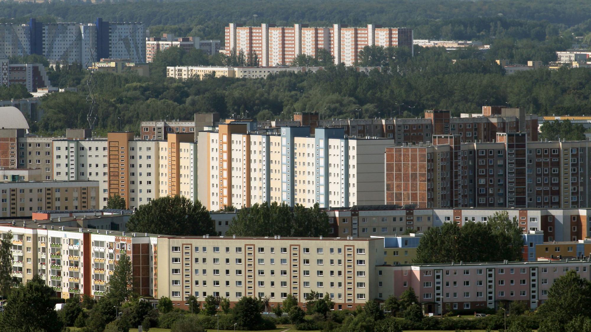 ARCHIV - 23.07.2012, Mecklenburg-Vorpommern, Rostock: ILLUSTRATION - Die Plattenbau-Stadtbezirke im Norden von Rostock: Vorn Groß Klein, dahinter Schmarl, hinten Evershagen und Lichtenhagen.