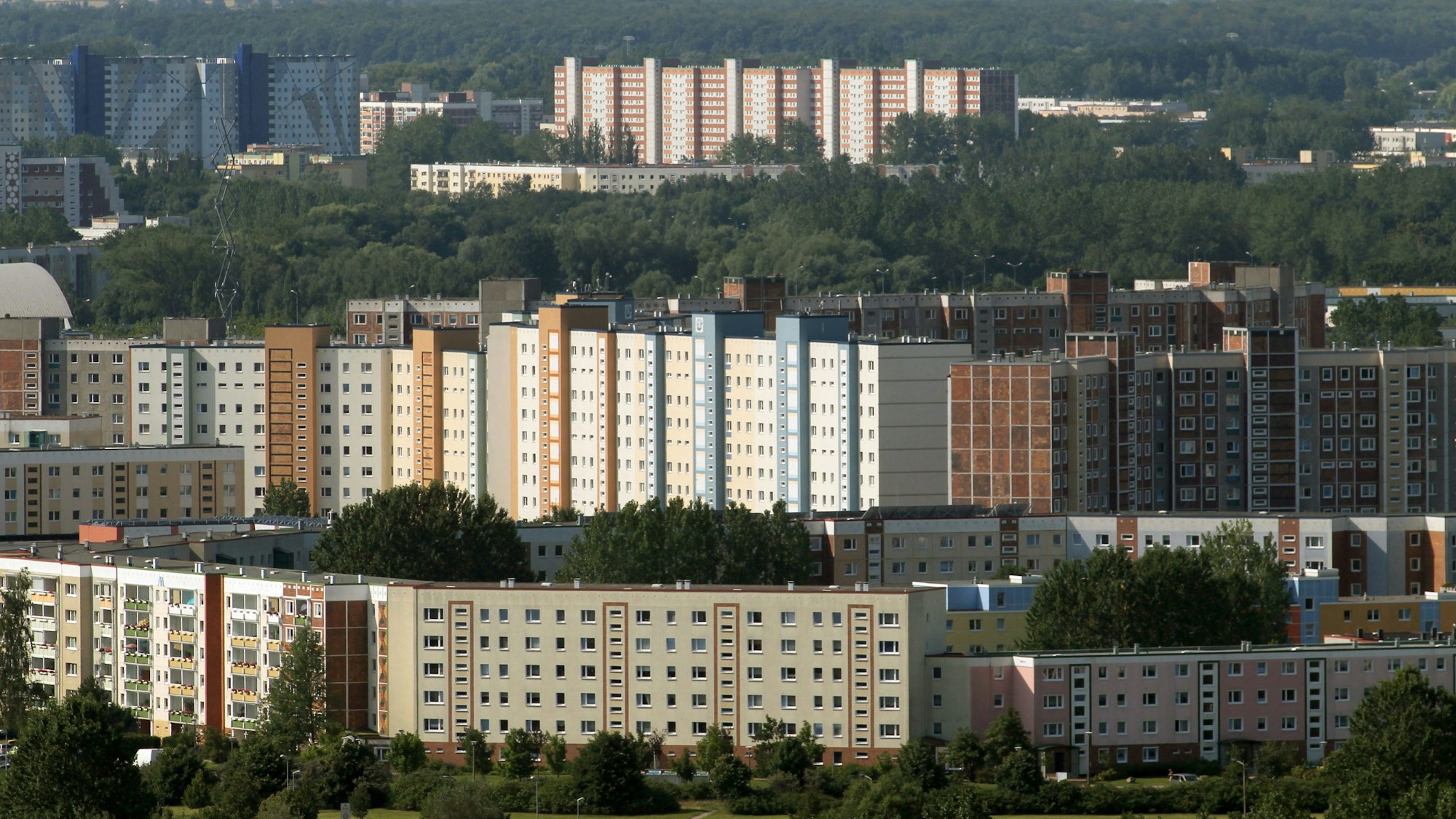 ARCHIV - 23.07.2012, Mecklenburg-Vorpommern, Rostock: ILLUSTRATION - Die Plattenbau-Stadtbezirke im Norden von Rostock: Vorn Groß Klein, dahinter Schmarl, hinten Evershagen und Lichtenhagen.