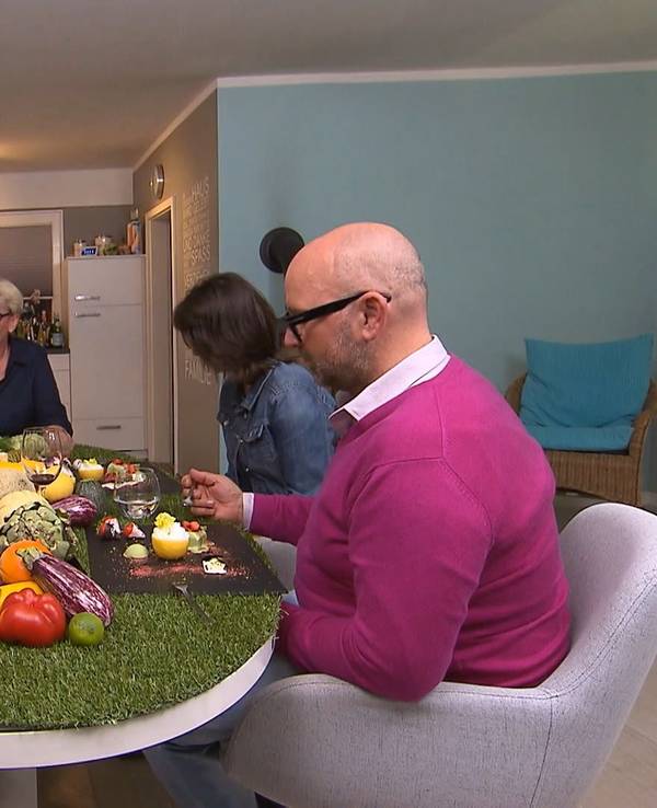 „Das perfekte Dinner“-Kandidatin Bettina möchte ihre Gäste mit mediterranen Teigtaschen überzeugen.