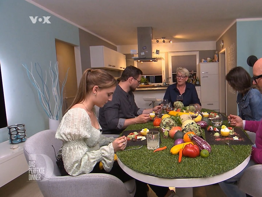 „Das perfekte Dinner“-Kandidatin Bettina möchte ihre Gäste mit mediterranen Teigtaschen überzeugen.