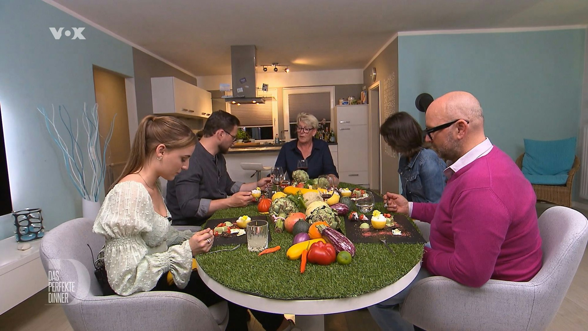 „Das perfekte Dinner“-Kandidatin Bettina möchte ihre Gäste mit mediterranen Teigtaschen überzeugen.