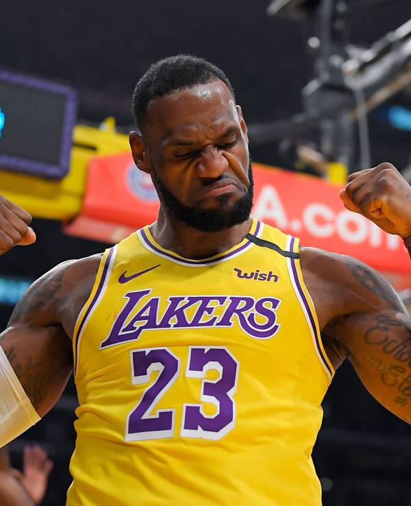 NBA-Superstar LeBron James von den Los Angeles Lakers zeigt seine Muskeln.