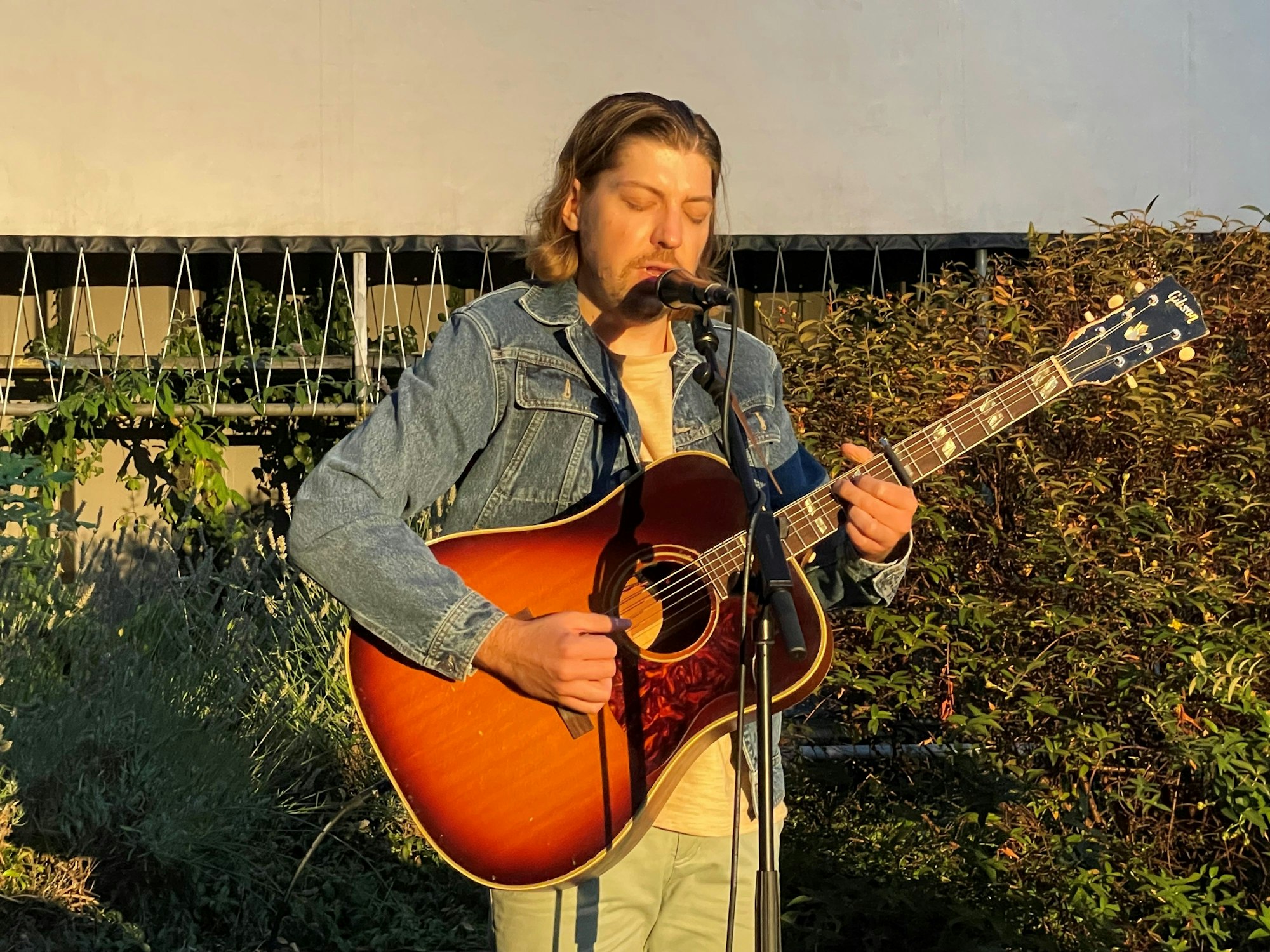 Philipp Poisel spielt Gitarre und singt dabei.