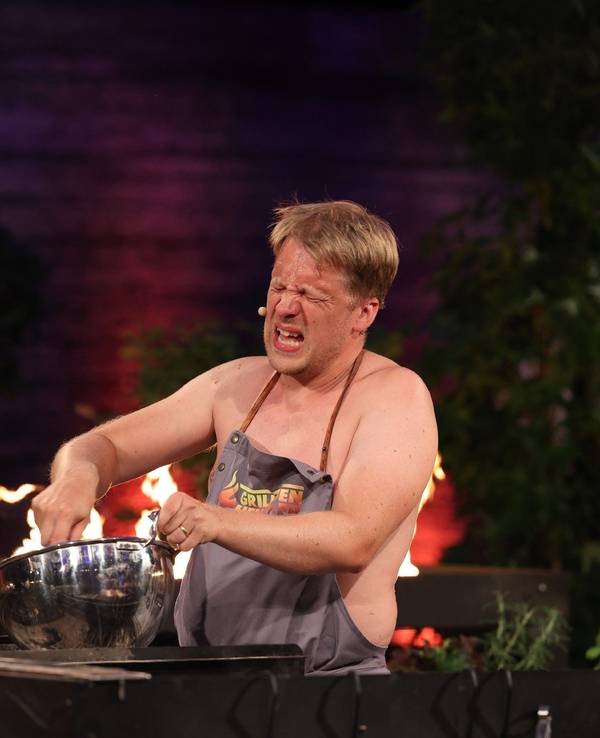 Comedian Oliver Pocher leidet bei „Grill den Henssler“ (TV-Ausstrahlung: 21. August).