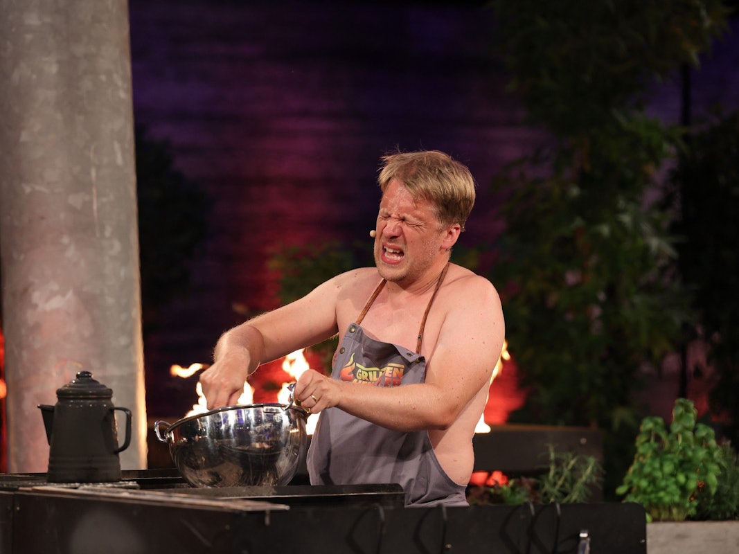 Comedian Oliver Pocher leidet bei „Grill den Henssler“ (TV-Ausstrahlung: 21. August).