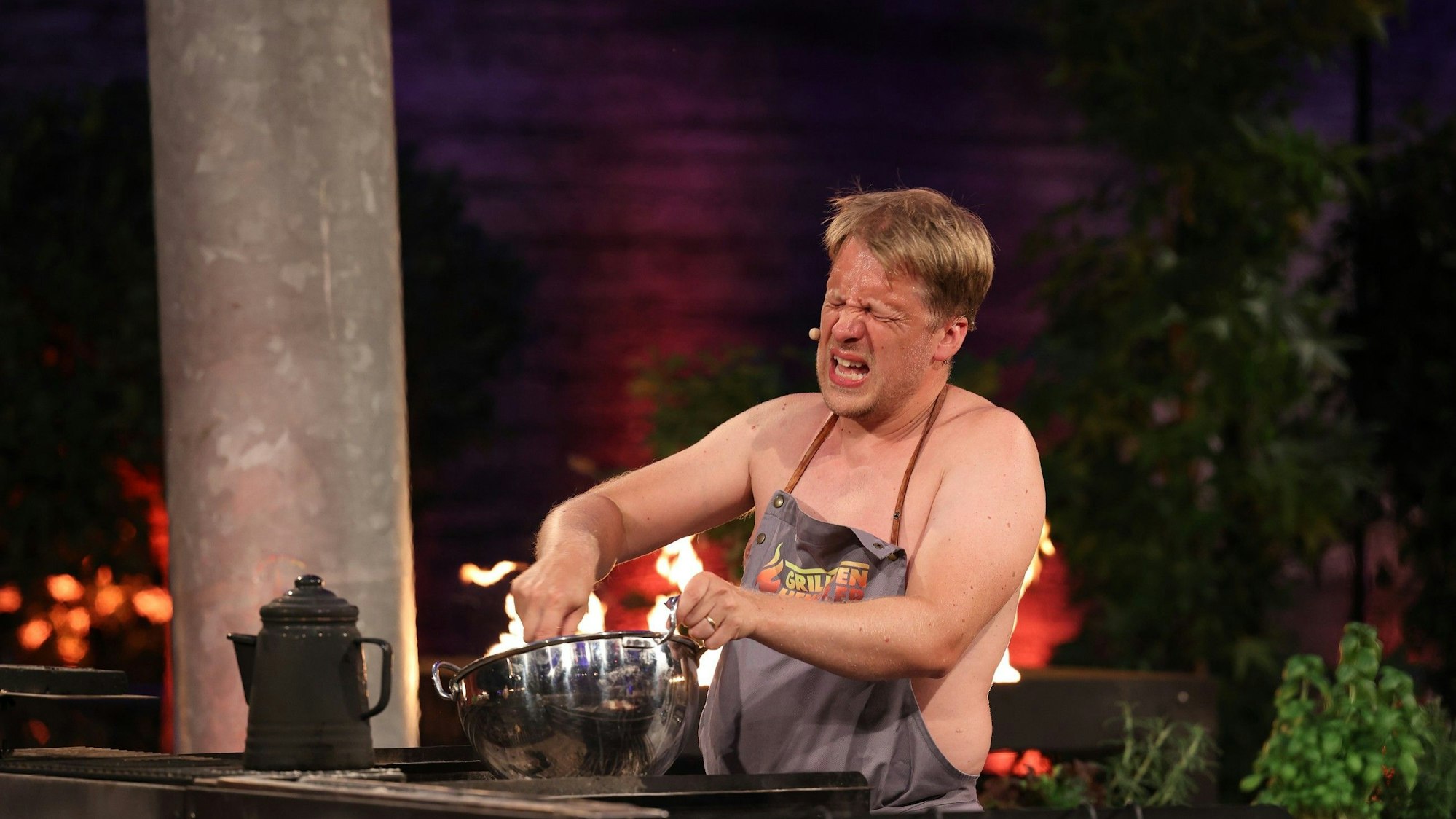 Comedian Oliver Pocher leidet bei „Grill den Henssler“ (TV-Ausstrahlung: 21. August).